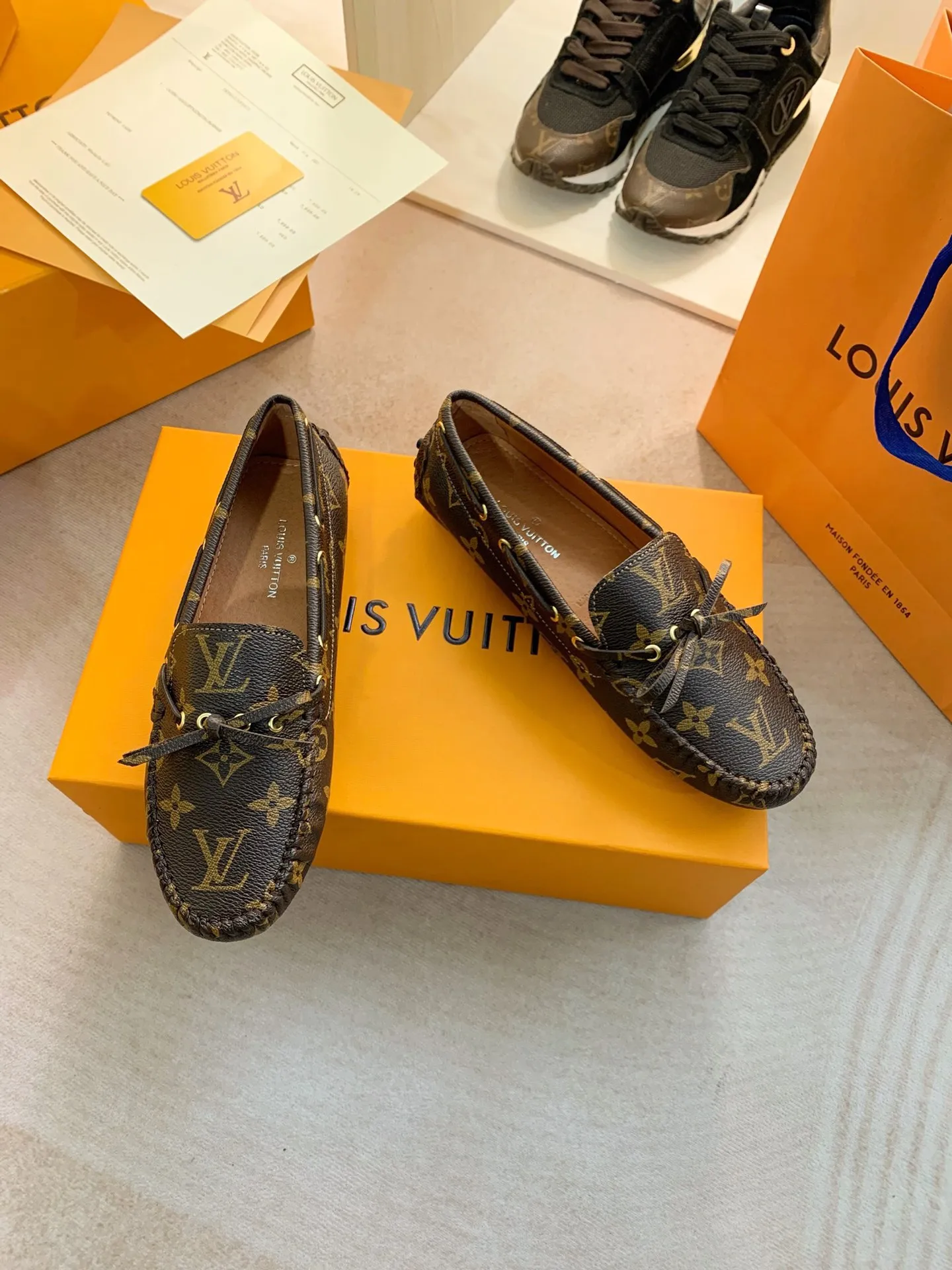 p460💰Couple model❤️🇫🇷 𝙇𝙤𝙪𝙞𝙨 𝙑𝙪𝙞𝙩𝙩𝙤𝙣 🇫🇷Louis Vuitton 2023 Classic𝓛𝓿 𝓣𝓻𝓪𝓲𝓷𝓮𝓻 Sports Series ➪➪➪¯ [Arizona Doudou Shoes Series] ▪️▪️▪️Arizona slip-on shoes are made of Monogram Eclipse canvas. Its hand-painted and dyed edges and hand-sewn uppers fully demonstrate Louis Vuitton's traditional shoemaking craftsmanship. This slip-on shoe is very lightweight. The integrated tongue and upper make it particularly comfortable and flexible. The soft outsole is equipped with rubber padding. Decorated with matching sash. Detailed features: ☑️Monogram Eclipse canvas ☑️Black Eclipse pattern ☑️Hand-painted shoe edges ☑️Hand-sewn uppers (each pair takes time to process) ☑️Integrated tongue and upper construction ☑️Outsole equipped with rubber lining ☑️size: 35_46